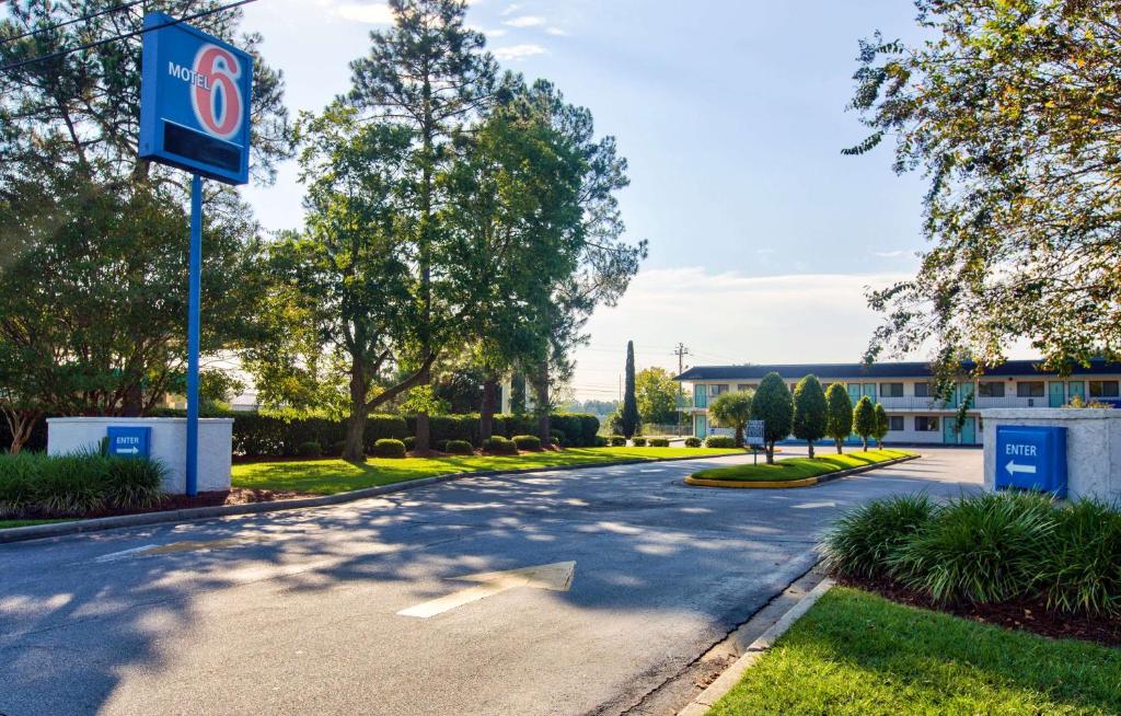 Motel 6-Valdosta GA - University Main image 1